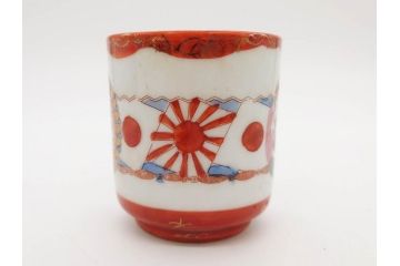 昭和期　当時物　戦中　水筒1点・ガラスコップ1点・徳利4点・猪口1点の合計7点セット(九谷焼、金彩、色絵、旧日本軍、陸軍、海軍、日章旗、支那事変記念、武勇、萬歳、万歳、誉、肉弾、大海中山酒造店、菊、桜、グラス、酒器、とっくり、おちょこ、ぐい呑み、杯、盃、和食器、陶器、硝子)(R-079176)