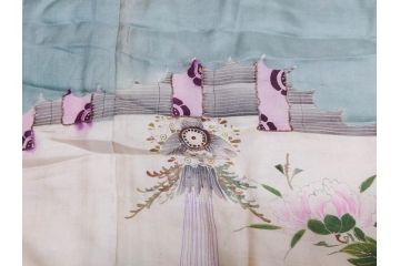 アンティーク　明治〜大正期　正絹　着物(古布、リメイク、衣装、和服、和装、女性、丸に三つ柏、家紋、御簾、几帳、牡丹、菊、扇子、花、シルク、日本、ジャパン、Japanese KIMONO)(R-079177)