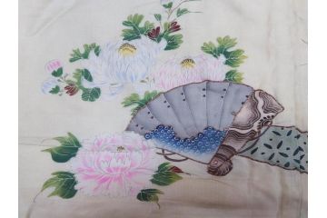 アンティーク　明治〜大正期　正絹　着物(古布、リメイク、衣装、和服、和装、女性、丸に三つ柏、家紋、御簾、几帳、牡丹、菊、扇子、花、シルク、日本、ジャパン、Japanese KIMONO)(R-079177)