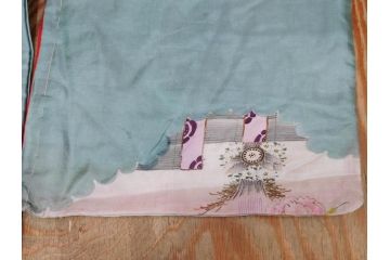 アンティーク　明治〜大正期　正絹　着物(古布、リメイク、衣装、和服、和装、女性、丸に三つ柏、家紋、御簾、几帳、牡丹、菊、扇子、花、シルク、日本、ジャパン、Japanese KIMONO)(R-079177)