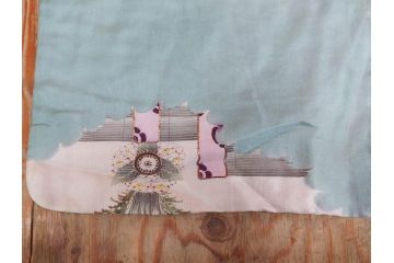 アンティーク　明治〜大正期　正絹　着物(古布、リメイク、衣装、和服、和装、女性、丸に三つ柏、家紋、御簾、几帳、牡丹、菊、扇子、花、シルク、日本、ジャパン、Japanese KIMONO)(R-079177)