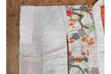 アンティーク　明治〜大正期　正絹　刺繍　着物(古布、リメイク、絞り染め、金糸、衣装、和服、和装、女性、松、梅、花、鶴、ツル、鳥、シルク、日本、ジャパン、Japanese KIMONO)(R-079178)