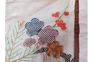 アンティーク　明治〜大正期　正絹　刺繍　着物(古布、リメイク、絞り染め、金糸、衣装、和服、和装、女性、松、梅、花、鶴、ツル、鳥、シルク、日本、ジャパン、Japanese KIMONO)(R-079178)