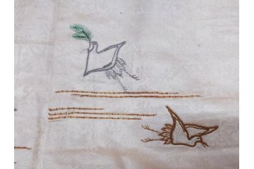 アンティーク　明治〜大正期　正絹　刺繍　着物(古布、リメイク、絞り染め、金糸、衣装、和服、和装、女性、松、梅、花、鶴、ツル、鳥、シルク、日本、ジャパン、Japanese KIMONO)(R-079178)