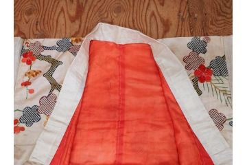 アンティーク　明治〜大正期　正絹　刺繍　着物(古布、リメイク、絞り染め、金糸、衣装、和服、和装、女性、松、梅、花、鶴、ツル、鳥、シルク、日本、ジャパン、Japanese KIMONO)(R-079178)