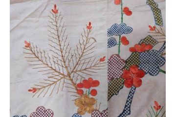 アンティーク　明治〜大正期　正絹　刺繍　着物(古布、リメイク、絞り染め、金糸、衣装、和服、和装、女性、松、梅、花、鶴、ツル、鳥、シルク、日本、ジャパン、Japanese KIMONO)(R-079178)