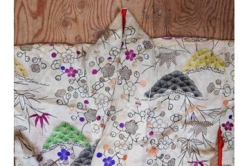 アンティーク　明治〜大正期　正絹　刺繍　着物　打掛(古布、リメイク、衣装、和服、和装、女性、松竹梅、花、波、海、鶴、ツル、鳥、シルク、日本、ジャパン、Japanese KIMONO)(R-079179)