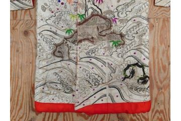 アンティーク　明治〜大正期　正絹　刺繍　着物　打掛(古布、リメイク、衣装、和服、和装、女性、松竹梅、花、波、海、鶴、ツル、鳥、シルク、日本、ジャパン、Japanese KIMONO)(R-079179)