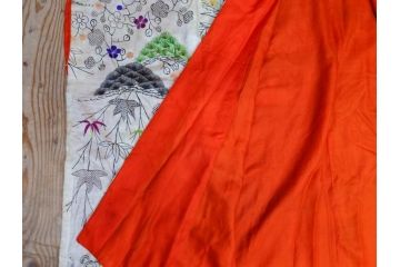 アンティーク　明治〜大正期　正絹　刺繍　着物　打掛(古布、リメイク、衣装、和服、和装、女性、松竹梅、花、波、海、鶴、ツル、鳥、シルク、日本、ジャパン、Japanese KIMONO)(R-079179)