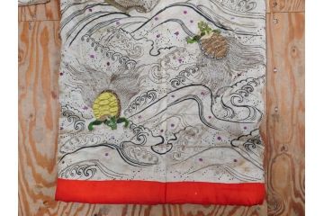 アンティーク　明治〜大正期　正絹　刺繍　着物　打掛(古布、リメイク、衣装、和服、和装、女性、松竹梅、花、波、海、鶴、ツル、鳥、シルク、日本、ジャパン、Japanese KIMONO)(R-079179)