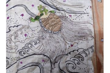 アンティーク　明治〜大正期　正絹　刺繍　着物　打掛(古布、リメイク、衣装、和服、和装、女性、松竹梅、花、波、海、鶴、ツル、鳥、シルク、日本、ジャパン、Japanese KIMONO)(R-079179)