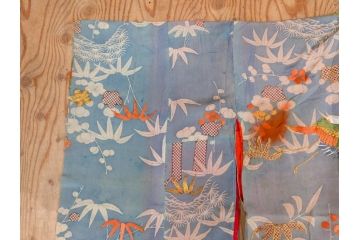 アンティーク　明治期　正絹　刺繍　縮緬　着物(古布、リメイク、絞り染め、衣装、和服、和装、女性、松竹梅、花、波、海、鶴、ツル、鳥、亀、カメ、シルク、日本、ジャパン、Japanese KIMONO)(R-079180)