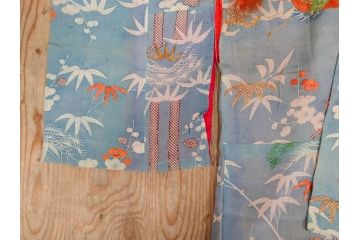 アンティーク　明治期　正絹　刺繍　縮緬　着物(古布、リメイク、絞り染め、衣装、和服、和装、女性、松竹梅、花、波、海、鶴、ツル、鳥、亀、カメ、シルク、日本、ジャパン、Japanese KIMONO)(R-079180)