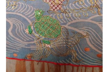 アンティーク　明治期　正絹　刺繍　縮緬　着物(古布、リメイク、絞り染め、衣装、和服、和装、女性、松竹梅、花、波、海、鶴、ツル、鳥、亀、カメ、シルク、日本、ジャパン、Japanese KIMONO)(R-079180)