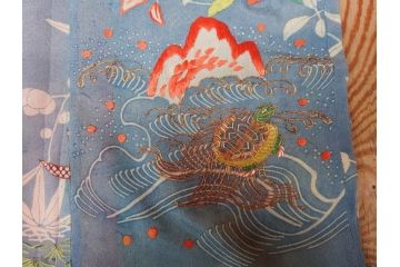 アンティーク　明治期　正絹　刺繍　縮緬　着物(古布、リメイク、絞り染め、衣装、和服、和装、女性、松竹梅、花、波、海、鶴、ツル、鳥、亀、カメ、シルク、日本、ジャパン、Japanese KIMONO)(R-079180)