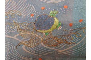 アンティーク　明治期　正絹　刺繍　縮緬　着物(古布、リメイク、絞り染め、衣装、和服、和装、女性、松竹梅、花、波、海、鶴、ツル、鳥、亀、カメ、シルク、日本、ジャパン、Japanese KIMONO)(R-079180)