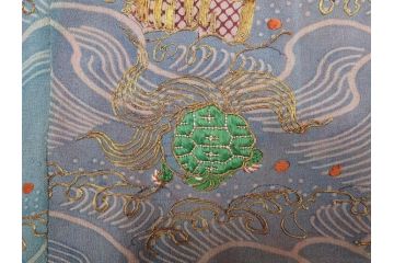 アンティーク　明治期　正絹　刺繍　縮緬　着物(古布、リメイク、絞り染め、衣装、和服、和装、女性、松竹梅、花、波、海、鶴、ツル、鳥、亀、カメ、シルク、日本、ジャパン、Japanese KIMONO)(R-079180)