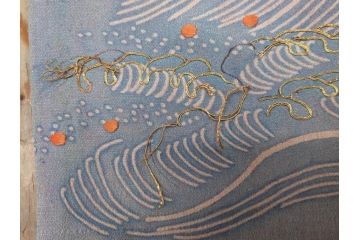 アンティーク　明治期　正絹　刺繍　縮緬　着物(古布、リメイク、絞り染め、衣装、和服、和装、女性、松竹梅、花、波、海、鶴、ツル、鳥、亀、カメ、シルク、日本、ジャパン、Japanese KIMONO)(R-079180)