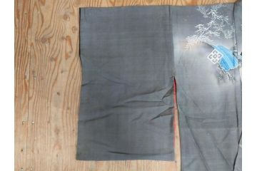 アンティーク　明治期　正絹　壁縮緬　刺繍　着物(古布、リメイク、金糸、重ね五つ目紋、家紋、衣装、和服、和装、女性、松竹梅、滝、登り鯉、魚、シルク、日本、ジャパン、Japanese KIMONO)(R-079181)