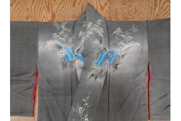 アンティーク　明治期　正絹　壁縮緬　刺繍　着物(古布、リメイク、金糸、重ね五つ目紋、家紋、衣装、和服、和装、女性、松竹梅、滝、登り鯉、魚、シルク、日本、ジャパン、Japanese KIMONO)(R-079181)