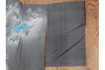 アンティーク　明治期　正絹　壁縮緬　刺繍　着物(古布、リメイク、金糸、重ね五つ目紋、家紋、衣装、和服、和装、女性、松竹梅、滝、登り鯉、魚、シルク、日本、ジャパン、Japanese KIMONO)(R-079181)