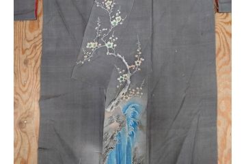 アンティーク　明治期　正絹　壁縮緬　刺繍　着物(古布、リメイク、金糸、重ね五つ目紋、家紋、衣装、和服、和装、女性、松竹梅、滝、登り鯉、魚、シルク、日本、ジャパン、Japanese KIMONO)(R-079181)