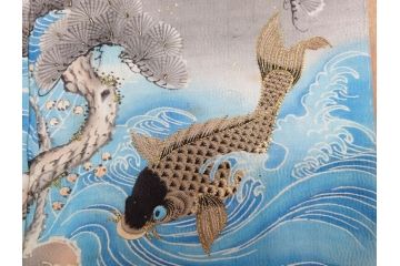 アンティーク　明治期　正絹　壁縮緬　刺繍　着物(古布、リメイク、金糸、重ね五つ目紋、家紋、衣装、和服、和装、女性、松竹梅、滝、登り鯉、魚、シルク、日本、ジャパン、Japanese KIMONO)(R-079181)