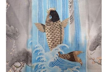 アンティーク　明治期　正絹　壁縮緬　刺繍　着物(古布、リメイク、金糸、重ね五つ目紋、家紋、衣装、和服、和装、女性、松竹梅、滝、登り鯉、魚、シルク、日本、ジャパン、Japanese KIMONO)(R-079181)