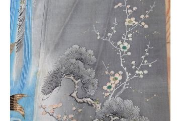 アンティーク　明治期　正絹　壁縮緬　刺繍　着物(古布、リメイク、金糸、重ね五つ目紋、家紋、衣装、和服、和装、女性、松竹梅、滝、登り鯉、魚、シルク、日本、ジャパン、Japanese KIMONO)(R-079181)