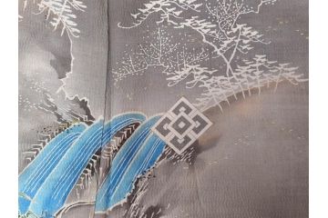 アンティーク　明治期　正絹　壁縮緬　刺繍　着物(古布、リメイク、金糸、重ね五つ目紋、家紋、衣装、和服、和装、女性、松竹梅、滝、登り鯉、魚、シルク、日本、ジャパン、Japanese KIMONO)(R-079181)