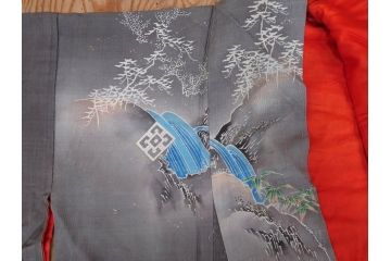 アンティーク　明治期　正絹　壁縮緬　刺繍　着物(古布、リメイク、金糸、重ね五つ目紋、家紋、衣装、和服、和装、女性、松竹梅、滝、登り鯉、魚、シルク、日本、ジャパン、Japanese KIMONO)(R-079181)