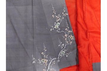アンティーク　明治期　正絹　壁縮緬　刺繍　着物(古布、リメイク、金糸、重ね五つ目紋、家紋、衣装、和服、和装、女性、松竹梅、滝、登り鯉、魚、シルク、日本、ジャパン、Japanese KIMONO)(R-079181)