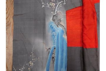 アンティーク　明治期　正絹　壁縮緬　刺繍　着物(古布、リメイク、金糸、重ね五つ目紋、家紋、衣装、和服、和装、女性、松竹梅、滝、登り鯉、魚、シルク、日本、ジャパン、Japanese KIMONO)(R-079181)