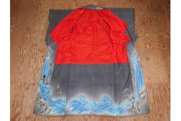 アンティーク　明治期　正絹　壁縮緬　刺繍　着物(古布、リメイク、金糸、重ね五つ目紋、家紋、衣装、和服、和装、女性、松竹梅、滝、登り鯉、魚、シルク、日本、ジャパン、Japanese KIMONO)(R-079181)
