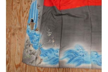 アンティーク　明治期　正絹　壁縮緬　刺繍　着物(古布、リメイク、金糸、重ね五つ目紋、家紋、衣装、和服、和装、女性、松竹梅、滝、登り鯉、魚、シルク、日本、ジャパン、Japanese KIMONO)(R-079181)