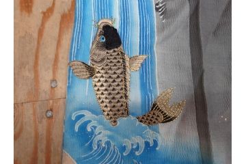 アンティーク　明治期　正絹　壁縮緬　刺繍　着物(古布、リメイク、金糸、重ね五つ目紋、家紋、衣装、和服、和装、女性、松竹梅、滝、登り鯉、魚、シルク、日本、ジャパン、Japanese KIMONO)(R-079181)