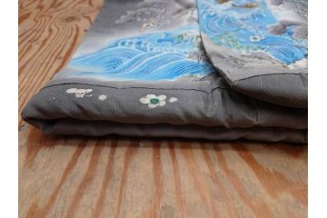 アンティーク　明治期　正絹　壁縮緬　刺繍　着物(古布、リメイク、金糸、重ね五つ目紋、家紋、衣装、和服、和装、女性、松竹梅、滝、登り鯉、魚、シルク、日本、ジャパン、Japanese KIMONO)(R-079181)