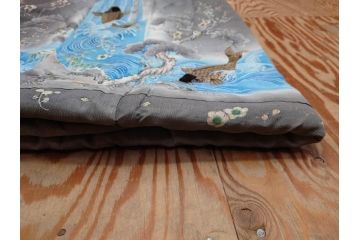 アンティーク　明治期　正絹　壁縮緬　刺繍　着物(古布、リメイク、金糸、重ね五つ目紋、家紋、衣装、和服、和装、女性、松竹梅、滝、登り鯉、魚、シルク、日本、ジャパン、Japanese KIMONO)(R-079181)