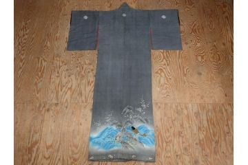 アンティーク　明治期　正絹　壁縮緬　刺繍　着物(古布、リメイク、金糸、重ね五つ目紋、家紋、衣装、和服、和装、女性、松竹梅、滝、登り鯉、魚、シルク、日本、ジャパン、Japanese KIMONO)(R-079181)