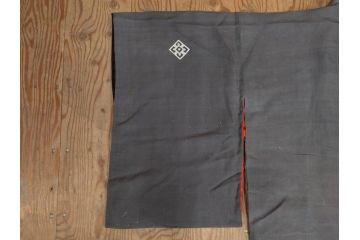 アンティーク　明治期　正絹　壁縮緬　刺繍　着物(古布、リメイク、金糸、重ね五つ目紋、家紋、衣装、和服、和装、女性、松竹梅、滝、登り鯉、魚、シルク、日本、ジャパン、Japanese KIMONO)(R-079181)