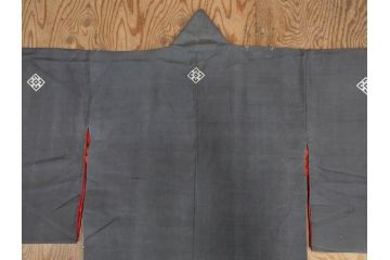 アンティーク　明治期　正絹　壁縮緬　刺繍　着物(古布、リメイク、金糸、重ね五つ目紋、家紋、衣装、和服、和装、女性、松竹梅、滝、登り鯉、魚、シルク、日本、ジャパン、Japanese KIMONO)(R-079181)