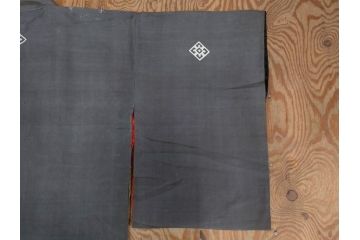 アンティーク　明治期　正絹　壁縮緬　刺繍　着物(古布、リメイク、金糸、重ね五つ目紋、家紋、衣装、和服、和装、女性、松竹梅、滝、登り鯉、魚、シルク、日本、ジャパン、Japanese KIMONO)(R-079181)