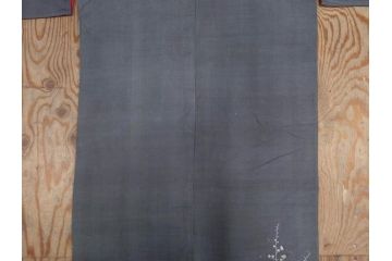 アンティーク　明治期　正絹　壁縮緬　刺繍　着物(古布、リメイク、金糸、重ね五つ目紋、家紋、衣装、和服、和装、女性、松竹梅、滝、登り鯉、魚、シルク、日本、ジャパン、Japanese KIMONO)(R-079181)