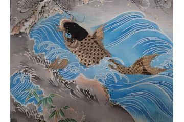 アンティーク　明治期　正絹　壁縮緬　刺繍　着物(古布、リメイク、金糸、重ね五つ目紋、家紋、衣装、和服、和装、女性、松竹梅、滝、登り鯉、魚、シルク、日本、ジャパン、Japanese KIMONO)(R-079181)