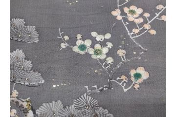 アンティーク　明治期　正絹　壁縮緬　刺繍　着物(古布、リメイク、金糸、重ね五つ目紋、家紋、衣装、和服、和装、女性、松竹梅、滝、登り鯉、魚、シルク、日本、ジャパン、Japanese KIMONO)(R-079181)