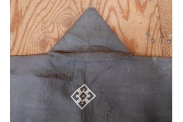 アンティーク　明治期　正絹　壁縮緬　刺繍　着物(古布、リメイク、金糸、重ね五つ目紋、家紋、衣装、和服、和装、女性、松竹梅、滝、登り鯉、魚、シルク、日本、ジャパン、Japanese KIMONO)(R-079181)