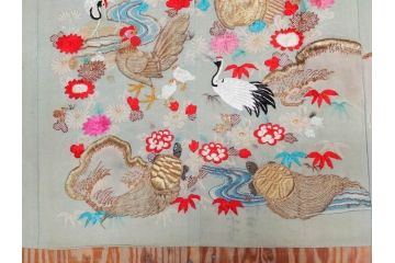 江戸〜明治期　正絹　縮緬　緻密に刺繍された吉祥文様が素晴らしい古布(掛袱紗、リメイク、金糸、松竹梅、鶴、ツル、カメ、亀、古裂、服紗、フクサ、ふくさ、帛紗)(R-079186)