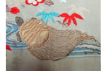 江戸〜明治期　正絹　縮緬　緻密に刺繍された吉祥文様が素晴らしい古布(掛袱紗、リメイク、金糸、松竹梅、鶴、ツル、カメ、亀、古裂、服紗、フクサ、ふくさ、帛紗)(R-079186)