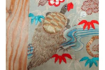 江戸〜明治期　正絹　縮緬　緻密に刺繍された吉祥文様が素晴らしい古布(掛袱紗、リメイク、金糸、松竹梅、鶴、ツル、カメ、亀、古裂、服紗、フクサ、ふくさ、帛紗)(R-079186)