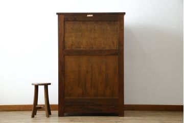 中古　美品　松本民芸家具　お洒落な空間づくりに活躍するクラシックなA型ワインボード(ワインラック、キャビネット、収納棚、戸棚、食器棚、カップボード)(定価約65万円)(R-079189)